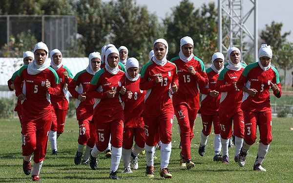 زنان فوتبالیست نجف آباد با حذف بم شگفتی ساز شدند