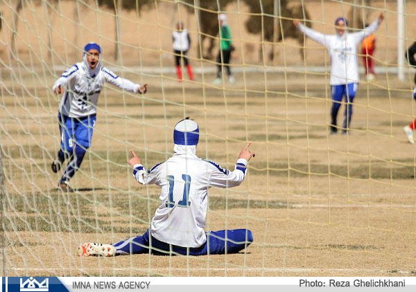 ادامه صدر نشینی بانوان فوتبالیست نجف  آباد با ۱۱ گل در یک بازی