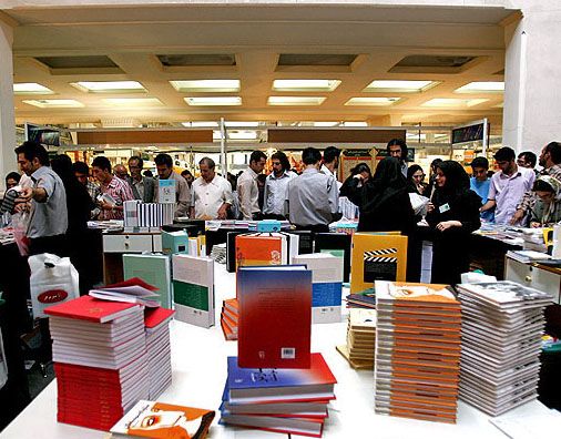 نمایشگاه های کتاب نجف آباد ادامه دار خواهند بود