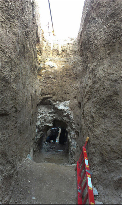 کشف یک سنگ قبر کهن در مسیر احداث شبکه فاضلاب نجف‌آباد