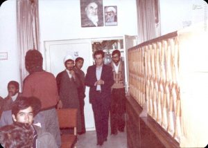 1359، اصفهان، شهید دکتر سید حسن آیت قبل از آغاز سخنرانی در محفل دانش آموزان