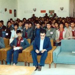 1359،اصفهان، شهید دکتر سید حسن آیت قبل از آغاز سخنرانی در محفل دانش آموزان