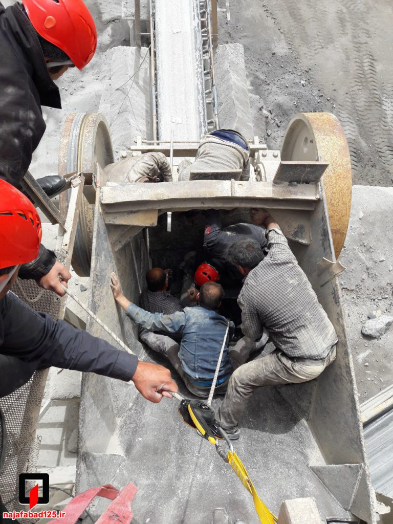نجات-کارگر-از-دستگاه-سنگ-شکن-2-768x1024 نجات-کارگر-از-دستگاه-سنگ-شکن-2-768x1024 نجات کارگر از دستگاه سنگ شکن در نجف آباد نجات کارگر و مرگ پیرمرد در نجف آباد+تصاویر نجات کارگر و مرگ پیرمرد در نجف آباد+تصاویر 2 768x1024