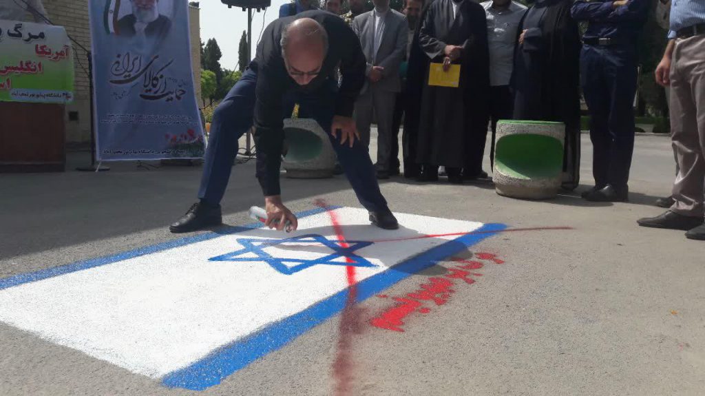 ترسیم-پرچم-در-دانشگاه-پیام-نور-2-1024x575 ترسیم-پرچم-در-دانشگاه-پیام-نور-2-1024x575 دانشگاه پیام نور نجف آباد بازگشت دو پرچم بر زمین یک دانشگاه در نجف آباد+تصاویر بازگشت دو پرچم بر زمین یک دانشگاه در نجف آباد+تصاویر 2 1024x575