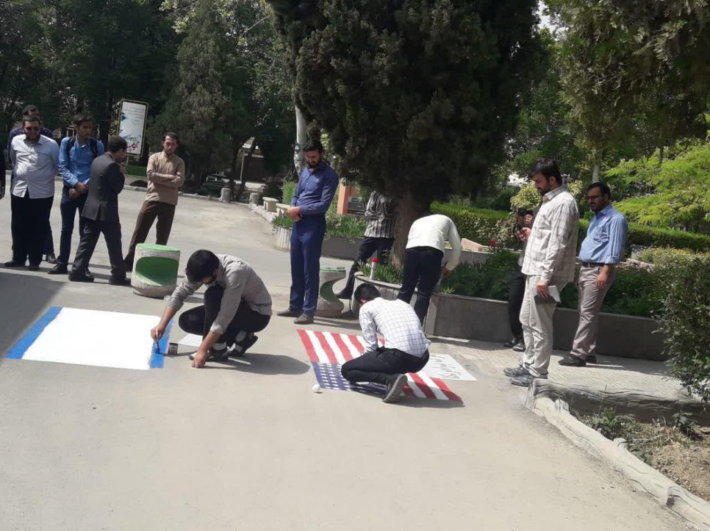 ترسیم-پرچم-در-دانشگاه-پیام-نور-3-1024x767 ترسیم-پرچم-در-دانشگاه-پیام-نور-3-1024x767 دانشگاه پیام نور نجف آباد بازگشت دو پرچم بر زمین یک دانشگاه در نجف آباد+تصاویر بازگشت دو پرچم بر زمین یک دانشگاه در نجف آباد+تصاویر 3 1024x767