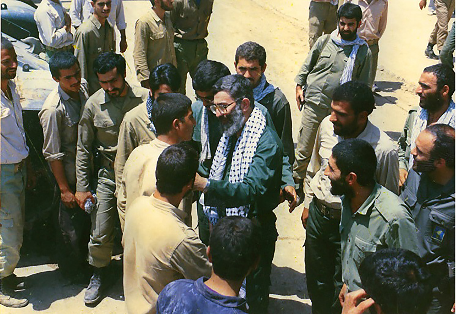 حضور رهبر انقلاب در رزمایش سال۷۶سپاه در اصفهان+فیلم