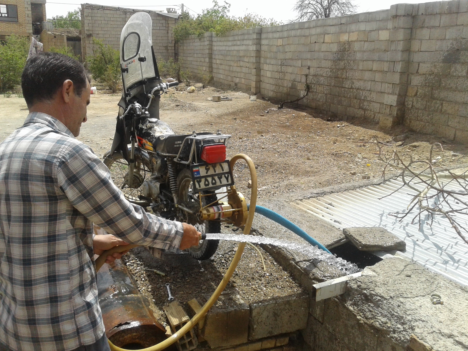 ساخت پمپ آب سیار و غیربرقی در نجف‌آباد+فیلم و تصاویر