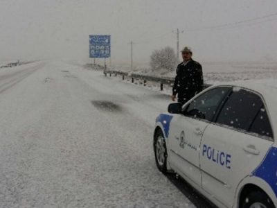 نجات شهروند گرفتار در برف توسط مامور پلیس نجف‌آباد