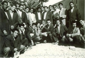 جمعی از دانش آموزان دبیرستان دهقان نجف آباد به همراه مربیان خود در سال 1319 شمسی.