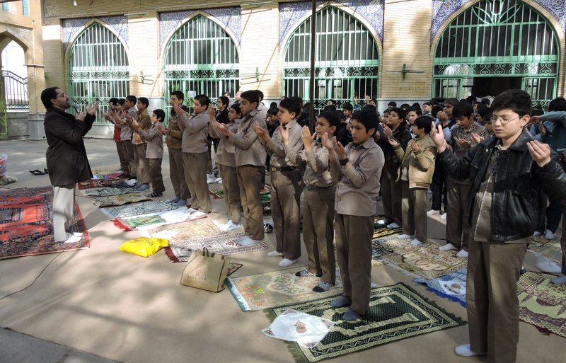 نماز باران دانش آموزان در گلستان شهیدان