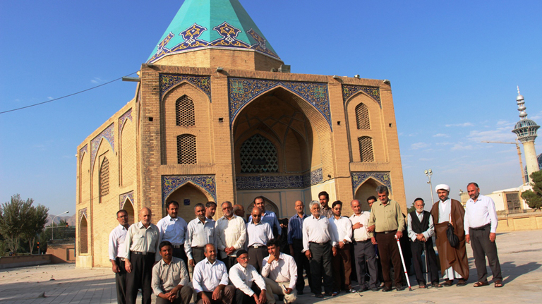 بازدید نمازگزاران مسجد اهل بیت از تخت فولاد