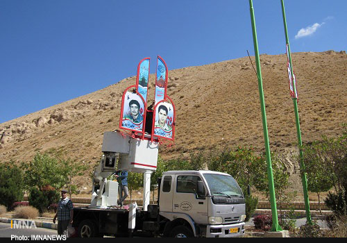 نصب تصاویر شهدای سمیرم با الگو گیری از نجف آباد