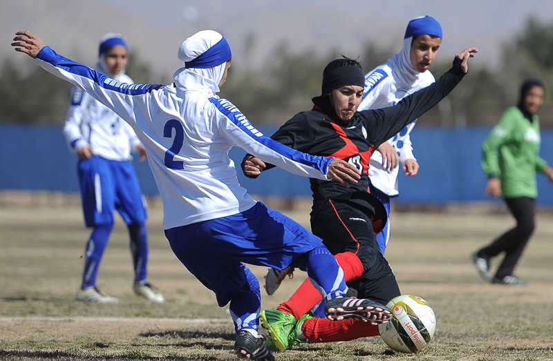 بانوان فوتبالی نجف آباد با شکست از صدر دور شدند