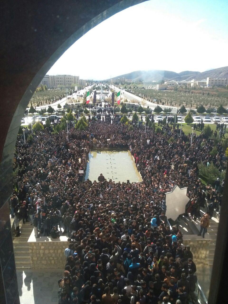 تجمع اعتراضی چندین هزار  دانشجوی دانشگاه آزاد نجف آباد+ تصویر