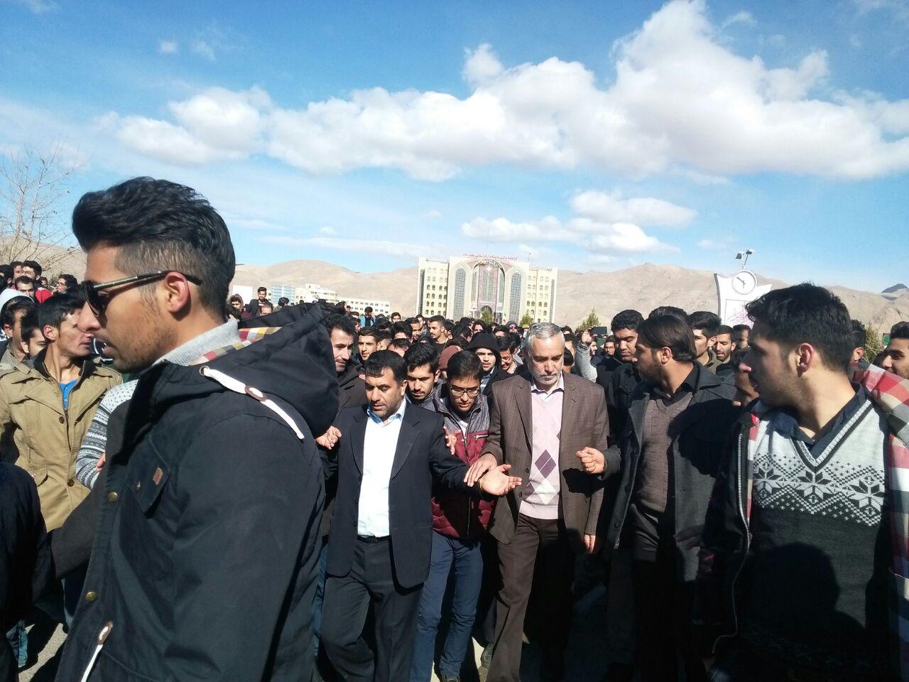 دانشجویان خواستار استعفای ریاست دانشگاه آزاد نجف آباد شدند