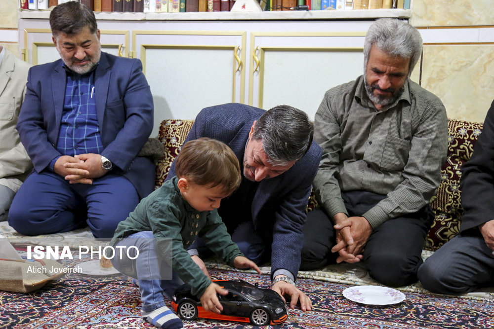 پرویز فتاح در منزل شهید حججی