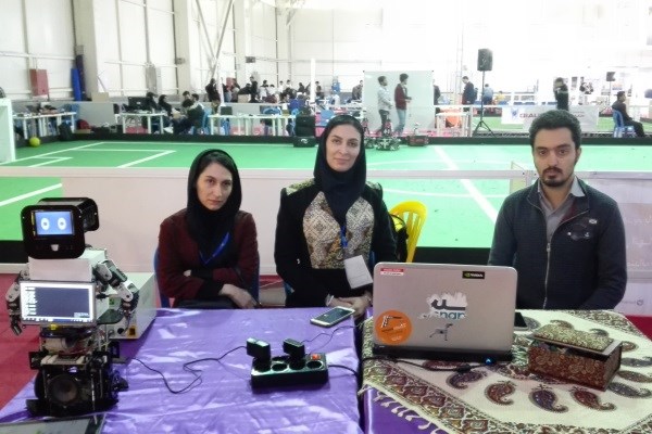 ساخت ربات هوشمند آموزش زبان در دانشگاه آزاد نجف آباد