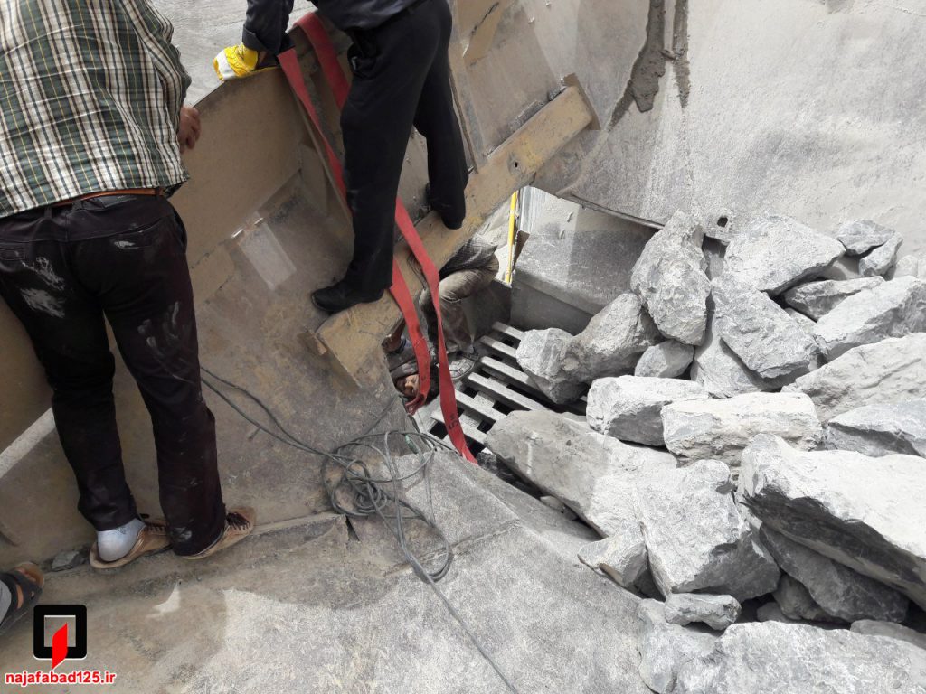 نجات کارگر از دستگاه سنگ شکن در نجف آباد