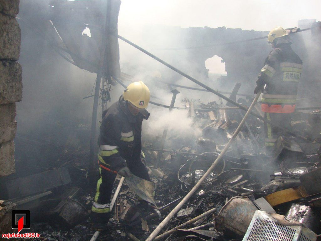 آتش سوزی در انبار ضایعات در نجف آباد
