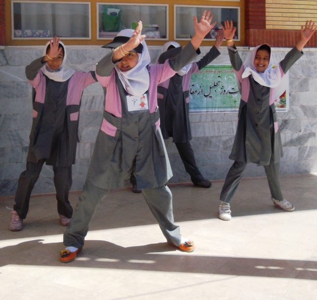 حرکات موزون گروهی در مدرسه دخترانه نجف آباد