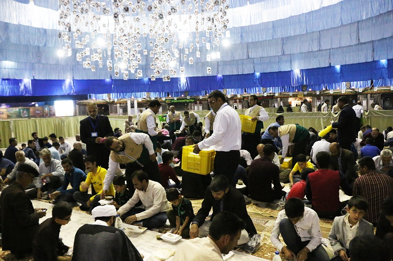 افطاری ۱۰هزار نفری آستان قدس رضوی در نجف‌ آباد+تصاویر