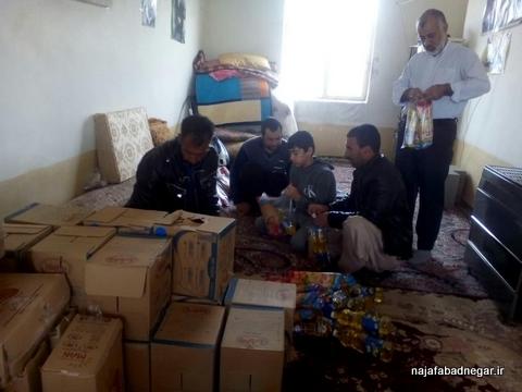 توزیع ۵۰۰ بسته حمایت غذایی در شهرک آزادگان نجف آباد