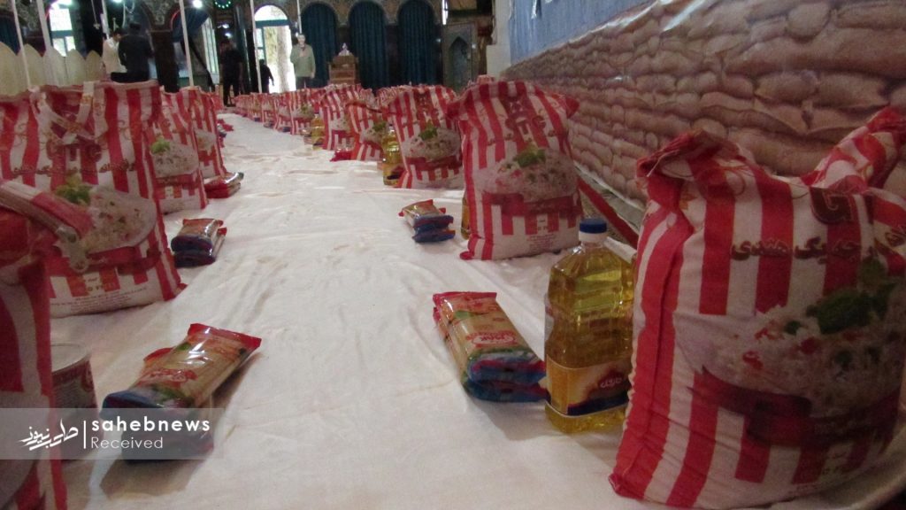 آماده سازی بسته های معیشتی در یادمان شهدای نجف آباد