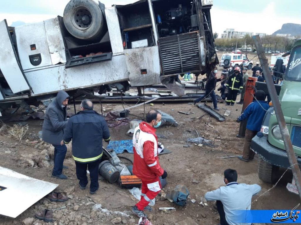 واژگونی اتوبوس پرسنل پالایشگاه اصفهان در کمربندی خمینی شهر به نجف آباد