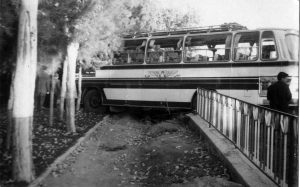 ورود اتوبوس به باغ ملی نجف آباد