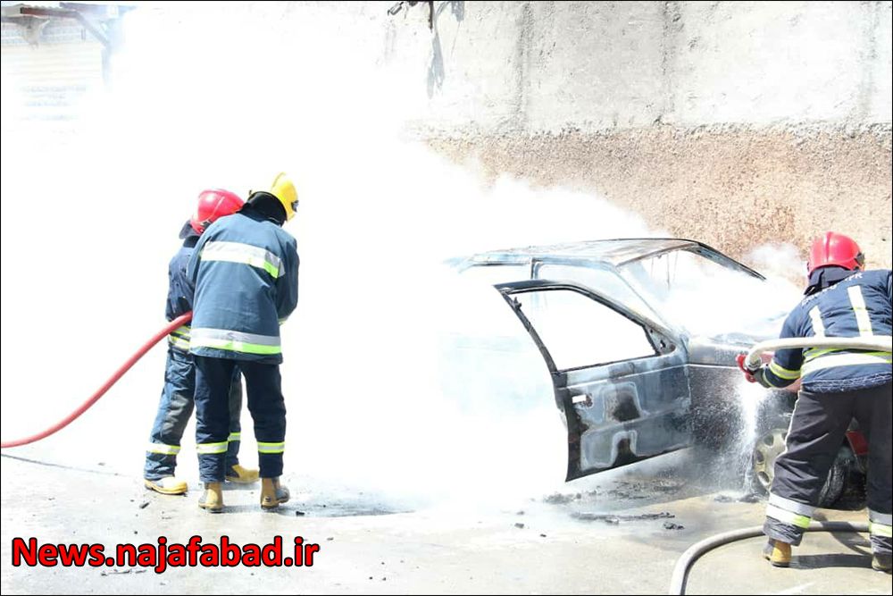 آتش گرفتن خودروی گازسوز شده در نجف آباد+تصاویر