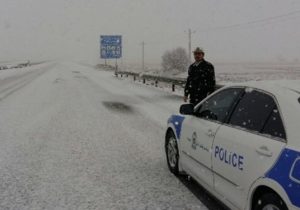 نجات شهروند گرفتار در برف توسط مامور پلیس نجف‌آباد