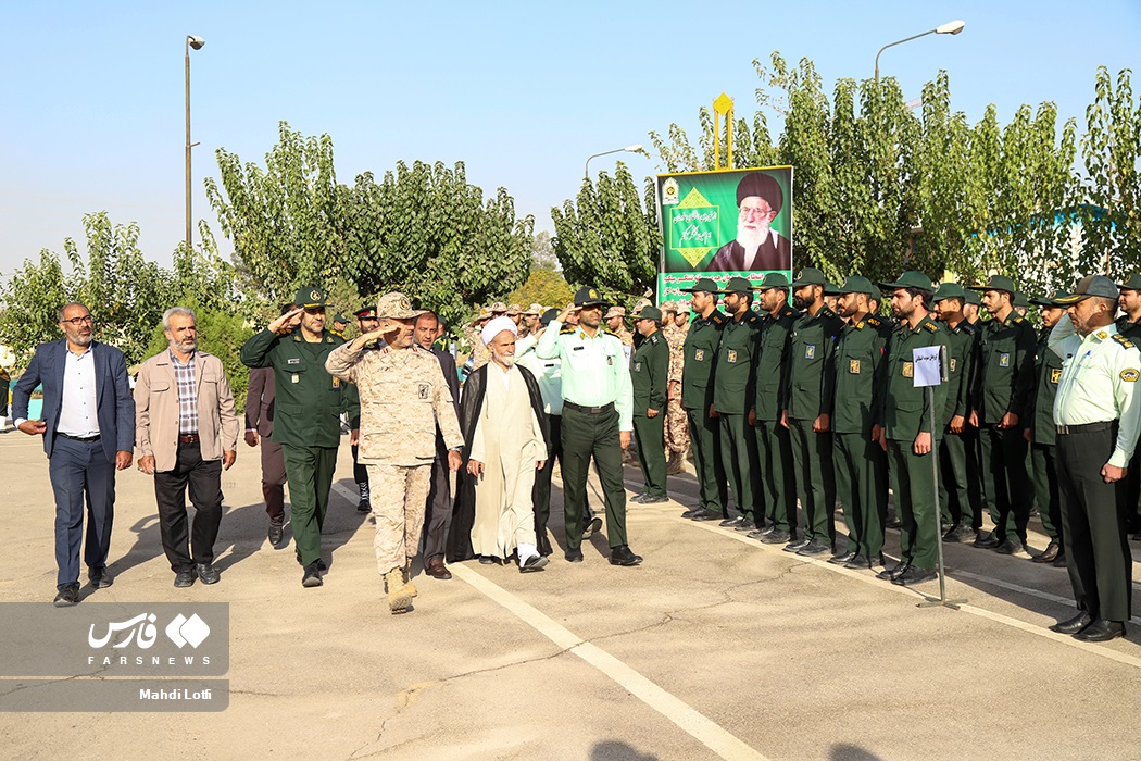 صبحگاه مشترک نیروهای نظامی و انتظامی نجف‌آباد+تصاویر