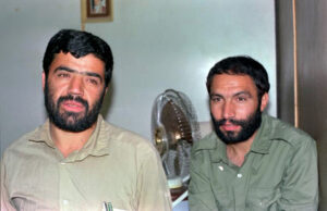 اکبر عابدی (سمت راست) از فرماندهان لشکر8نجف اشرف در کنار غلامعلی شریف دوست