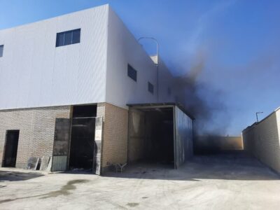 آتش‌سوزی در کارخانه نساجی در حال ساخت نجف‌آباد+تصاویر