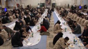 افطاری خانوادگی سربازان لشکر8 در پادگان عاشورا