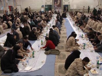 افطاری خانوادگی سربازان لشکر۸ در پادگان عاشورا+تصاویر و فیلم