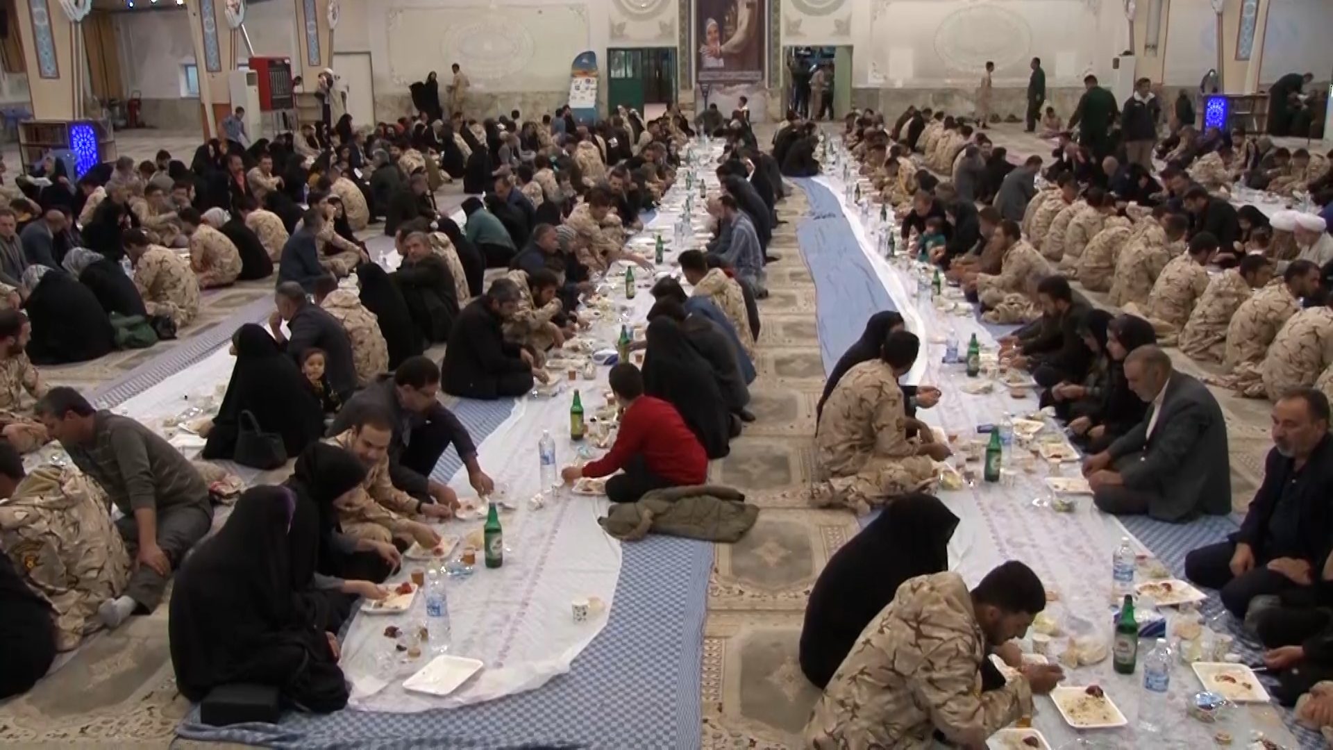 افطاری خانوادگی سربازان لشکر۸ در پادگان عاشورا+تصاویر و فیلم