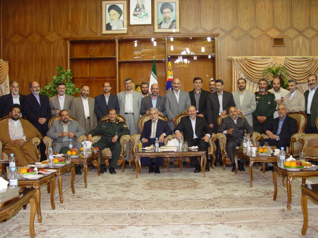 شهید علی زاهدی نفر سوم ایستاده از راست در کنار شهیدان قاسم سلیمانی و احمد کاظمی و جمعی از فرماندهان نظامی