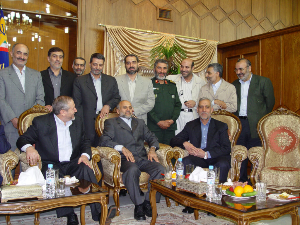 شهید علی زاهدی نفر سوم از راست در کنار شهیدان قاسم سلیمانی و احمد کاظمی و جمعی از فرماندهان نظامی
