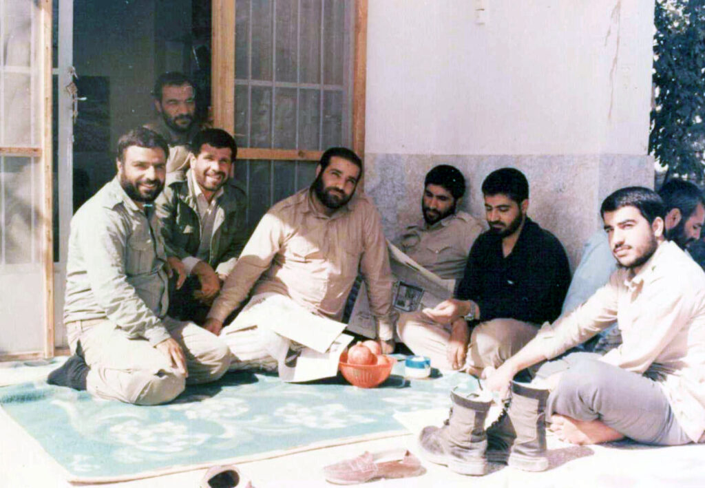 شهید علی زاهدی نفر چهارم از چپ. در کنار شهیدان کاظمی و سلیمانی