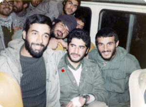 شهید محمد رضا عرشی نفر وسط در کنار محمود حجتی نفر اول از راست