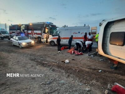 مصدومیت ۱۲ نفر در تصادف مینی‌بوس و اتوبوس در نجف‌آباد