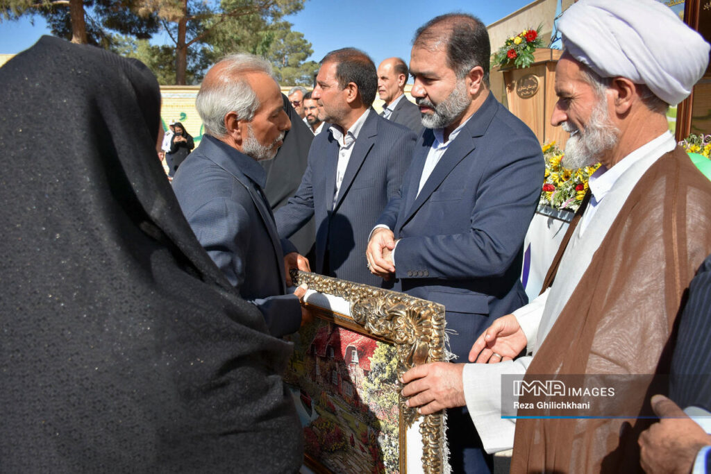 نواخته شدن زنگ بازگشایی مدارس استان اصفهان در دبیرستان منتظری نجف آباد