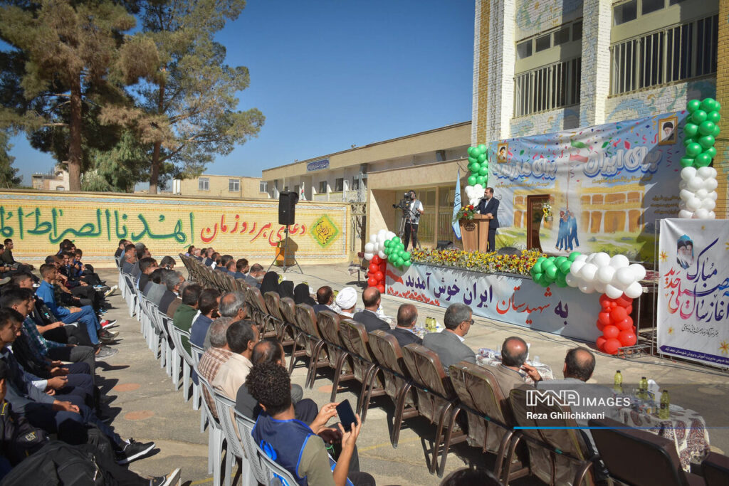 نواخته شدن زنگ بازگشایی مدارس استان اصفهان در دبیرستان منتظری نجف آباد