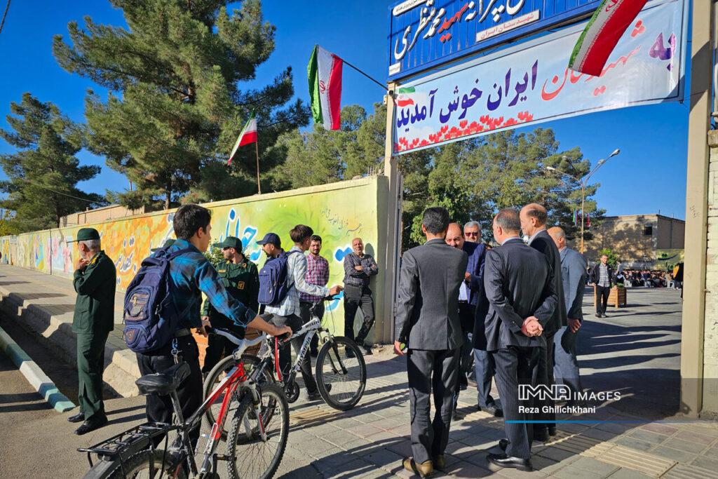 نواخته شدن زنگ بازگشایی مدارس استان اصفهان در دبیرستان منتظری نجف آباد