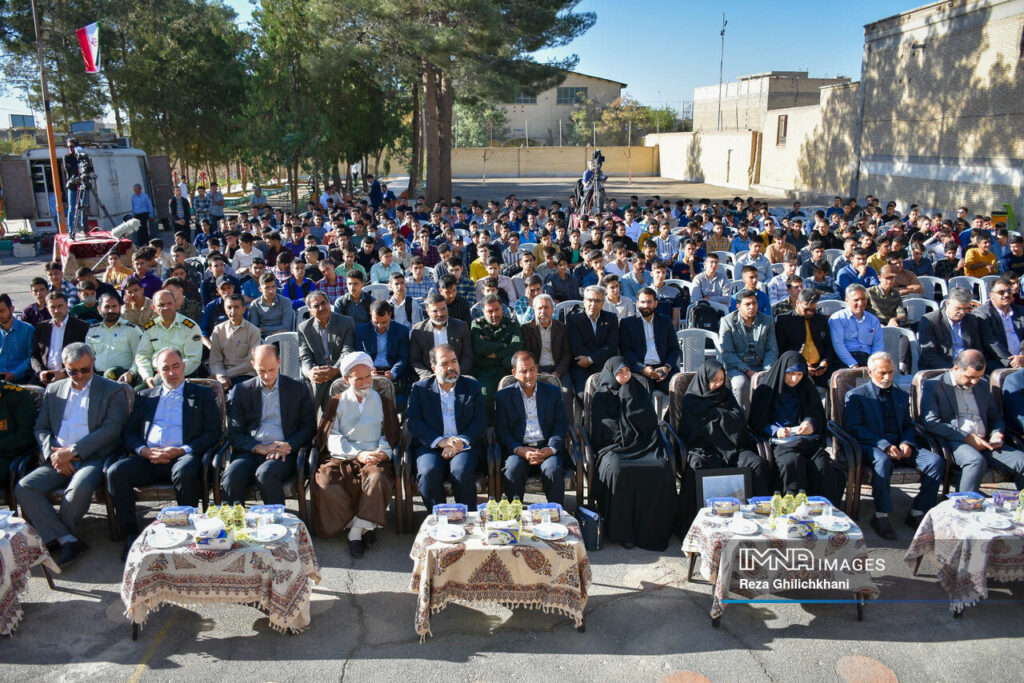 نواخته شدن زنگ بازگشایی مدارس استان اصفهان در دبیرستان منتظری نجف آباد