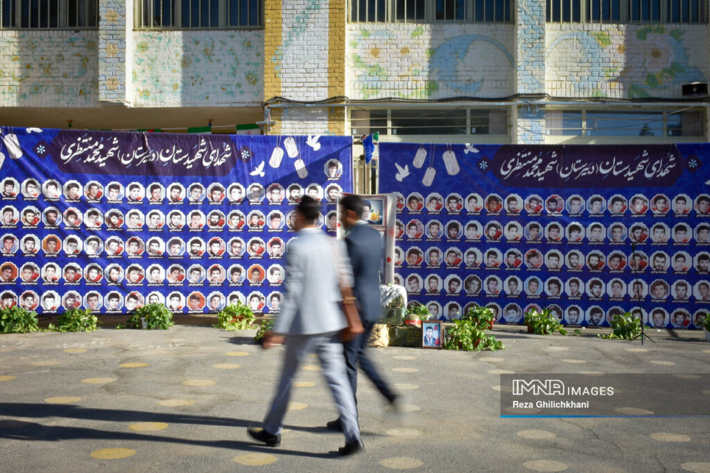 نواخته شدن زنگ بازگشایی مدارس استان اصفهان در دبیرستان منتظری نجف آباد